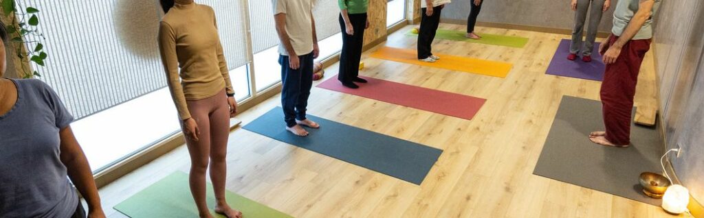 déroulement d'une séance de yoga collective (en groupe)